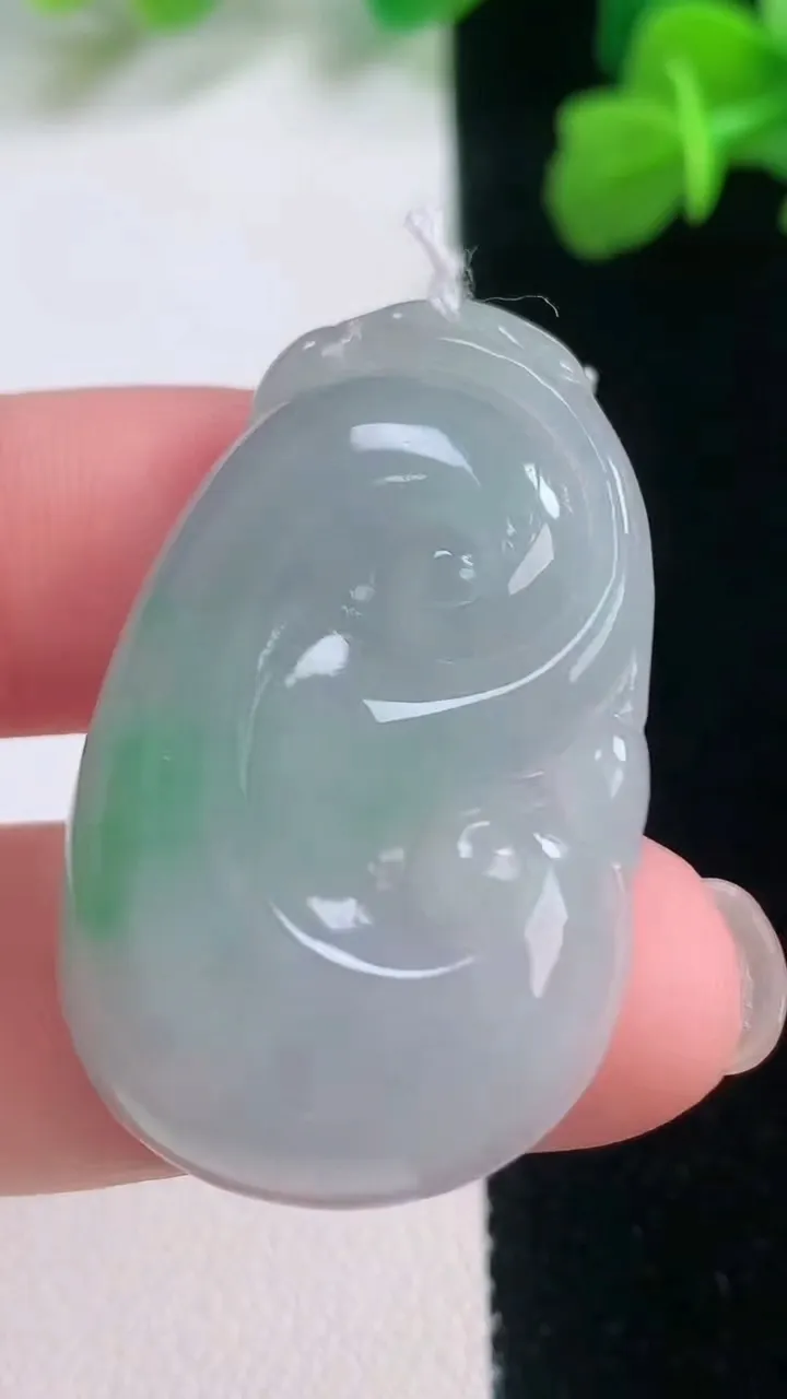 天然A货翡翠如意吊坠，尺寸37.3-23.4-5.2，重量:8.91g
11月28日