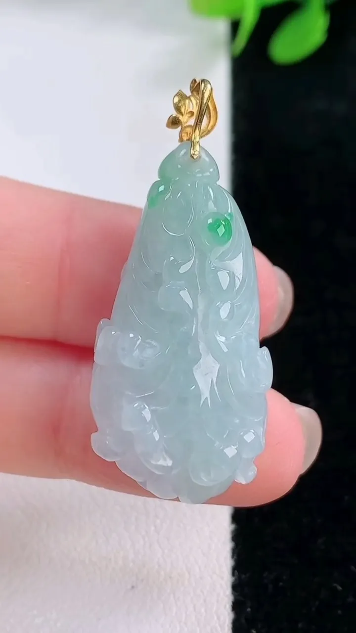 天然A货翡翠白菜吊坠，尺寸33-17.4-12，重量:10.00g
11月28日
