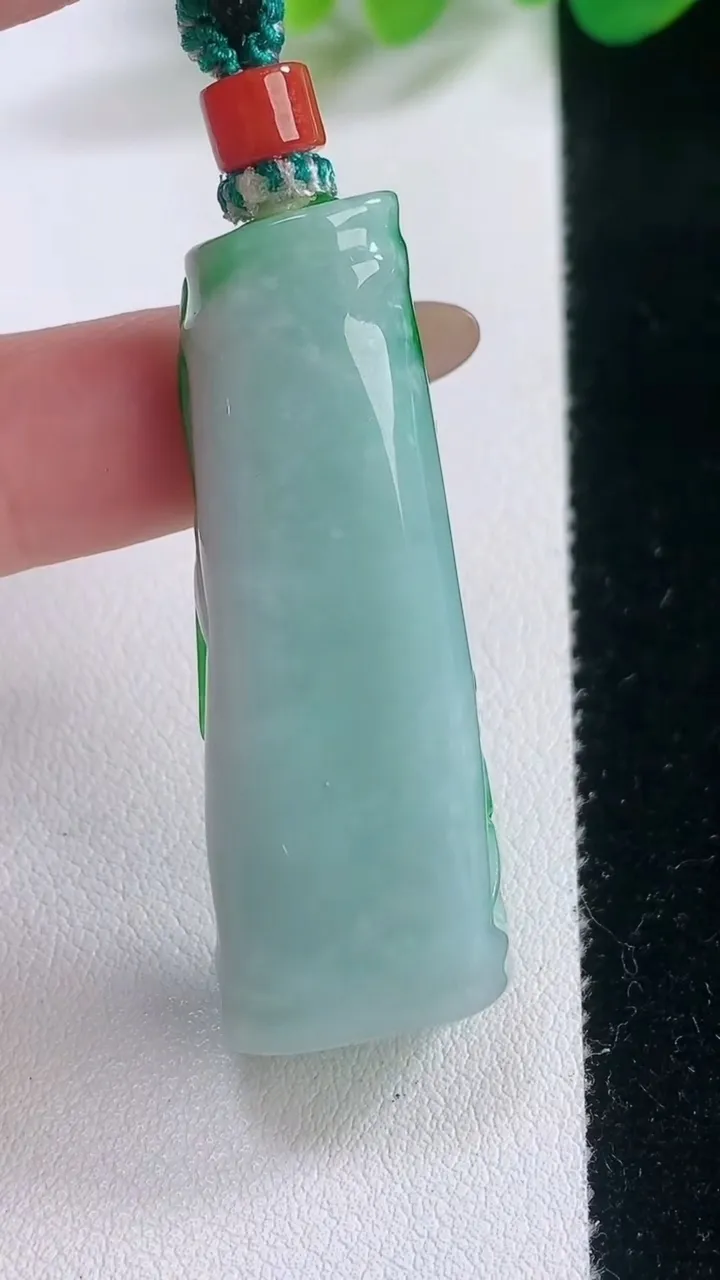 天然A货翡翠节节高升 竹节吊坠，尺寸43.8-16-10.4，重量:22.85g
11月28日