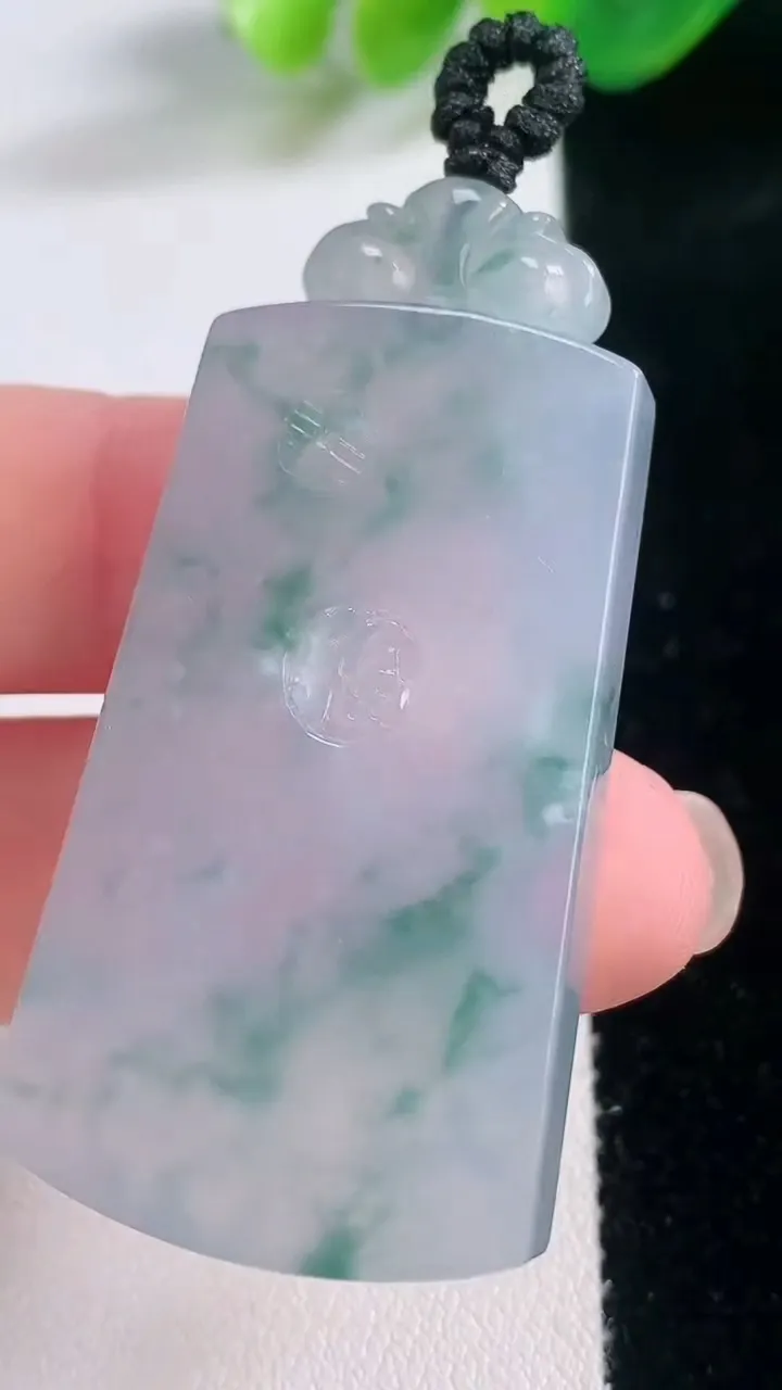 天然A货翡翠种飘花仿古无事牌吊坠，尺寸42.2-25-5.7，重量:20.13g
11月28日