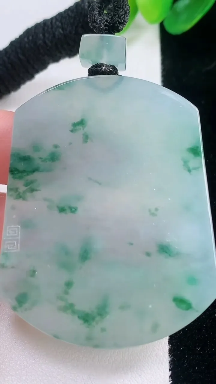 天然A货翡翠种飘花无事牌吊坠，尺寸54.8-43.2-6，重量:45.74g
11月28日