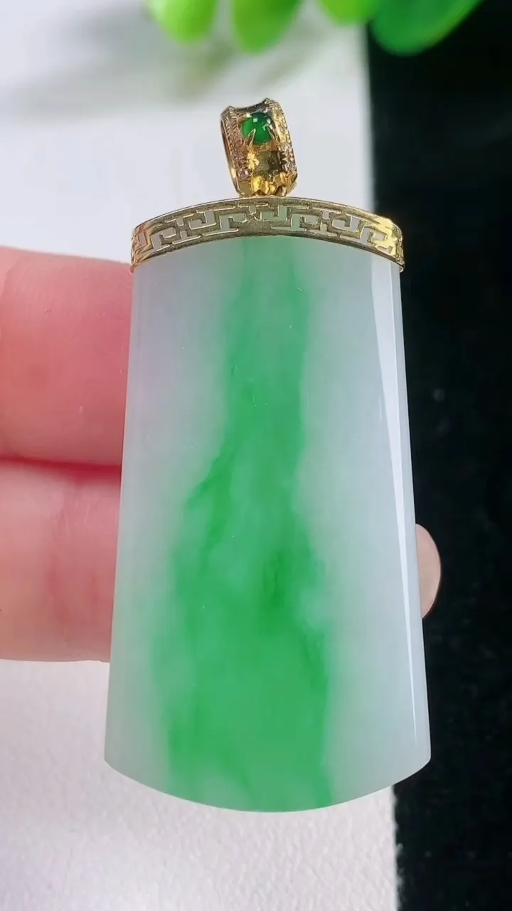 天然A货翡翠无事牌吊坠，尺寸40-25.7-3.8，重量:10.16g
11月28日