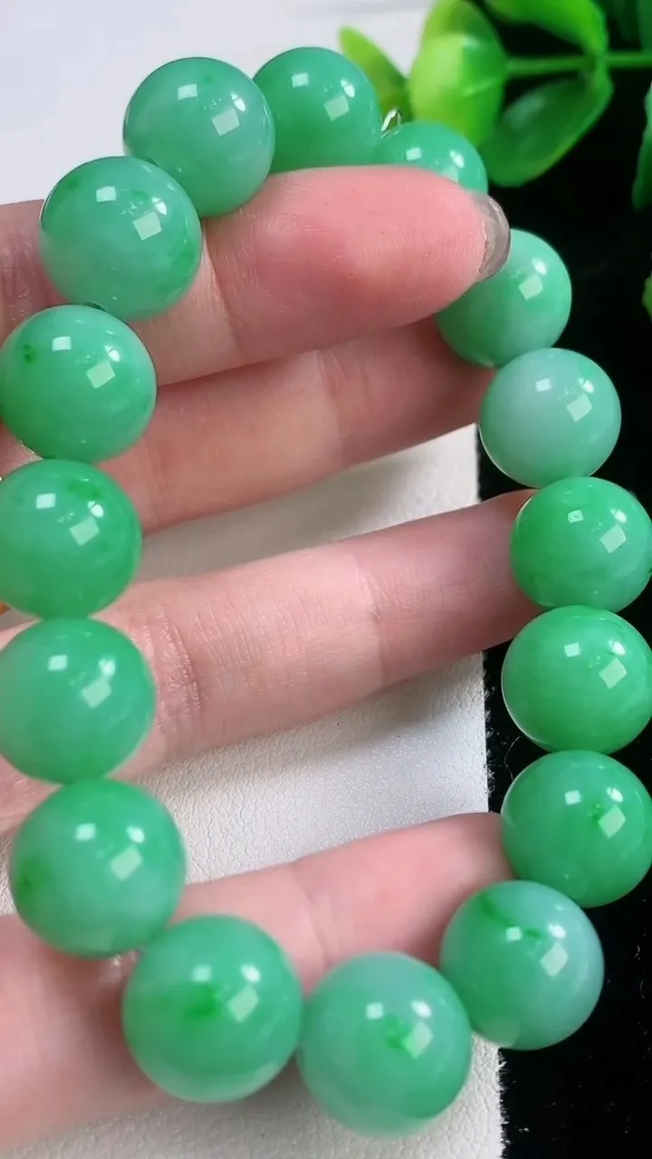 天然A货翡翠圆珠手串，尺寸12.6-16颗，重量:52.82g11月28日
工厂直销收藏佳品,种好水