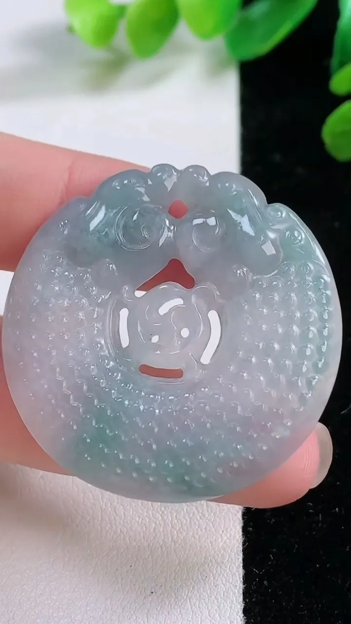 天然A货翡翠种飘花复古牌吊坠，尺寸 38.2-4.2，重:11.65g
11月28日