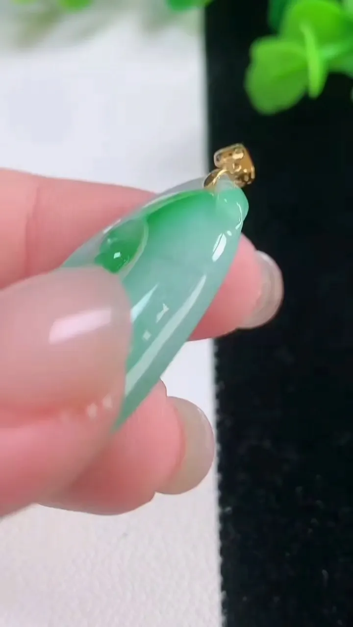 天然A货翡翠如意吊坠，尺寸34.4-21.3-6.2，重量:8.61g
11月28日