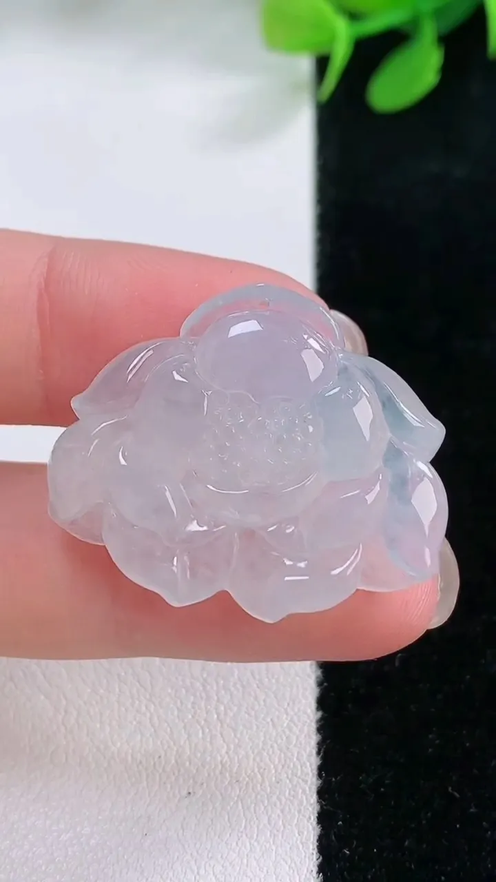 天然A货翡翠和和美美 荷花吊坠，尺寸24.7-29.8-4.9，重量:6.47g
11月28日