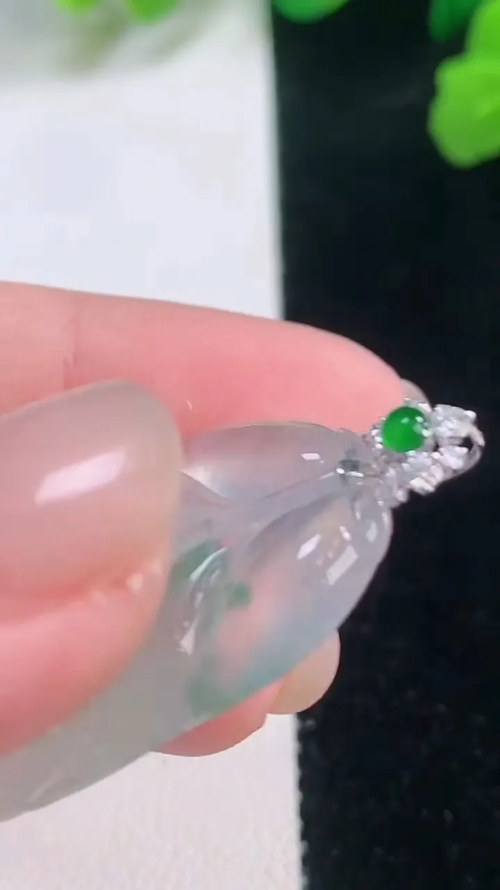 天然A货翡翠种飘花金枝玉叶 叶子吊坠，尺寸33.3-20.8-4.1，重量:6.63g
11月28日