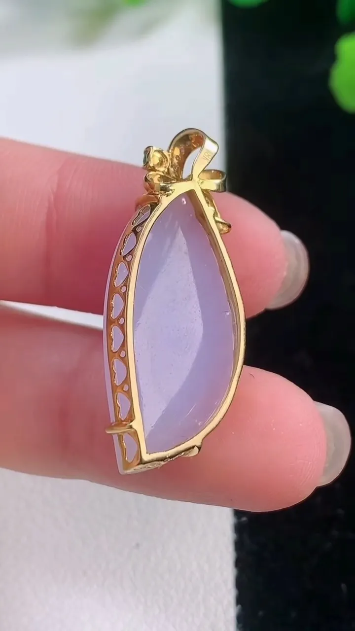 天然A货翡翠18K金紫罗兰随形吊坠，尺寸26-12.8-9.4，重量:4.67g
11月28日