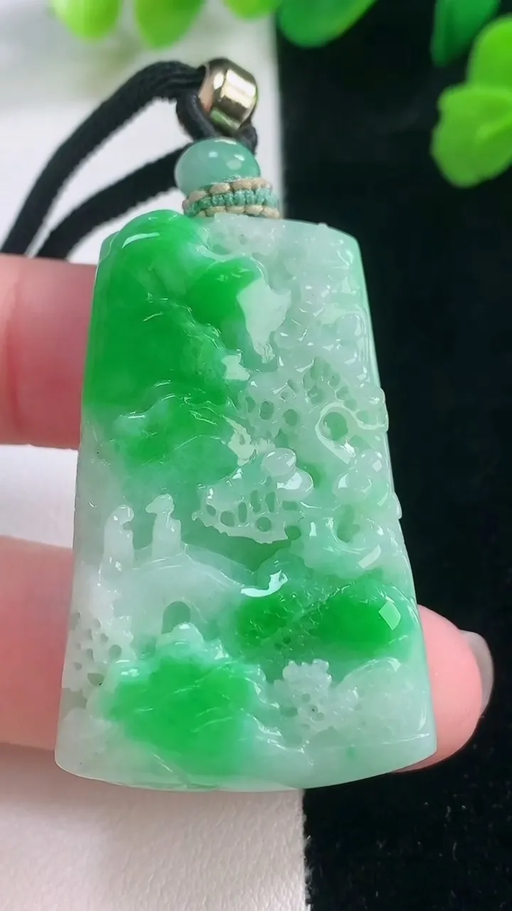 天然A货翡翠山水牌吊坠，尺寸43-26.7-10，重量:32.19g
11月28日