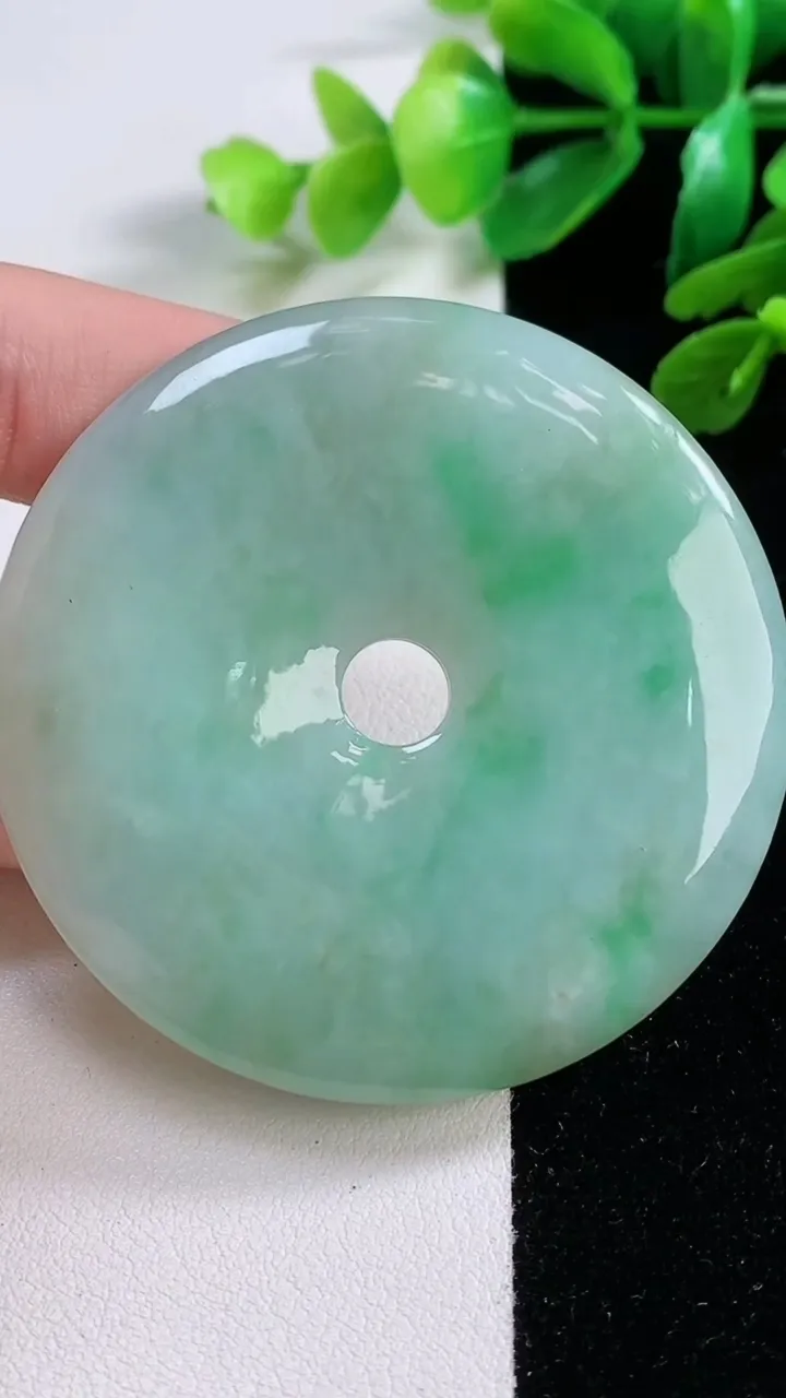 天然A货翡翠平安扣吊坠，尺寸 56.2-6.1，重:44.03g
11月28日