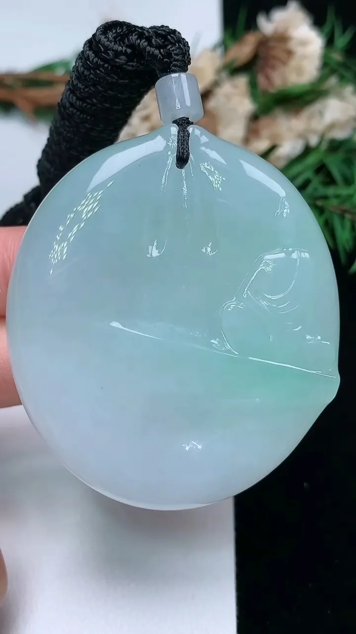 天然A货翡翠无相观音吊坠，尺寸53-46.8-11.3，重量:62.34g
11月28日