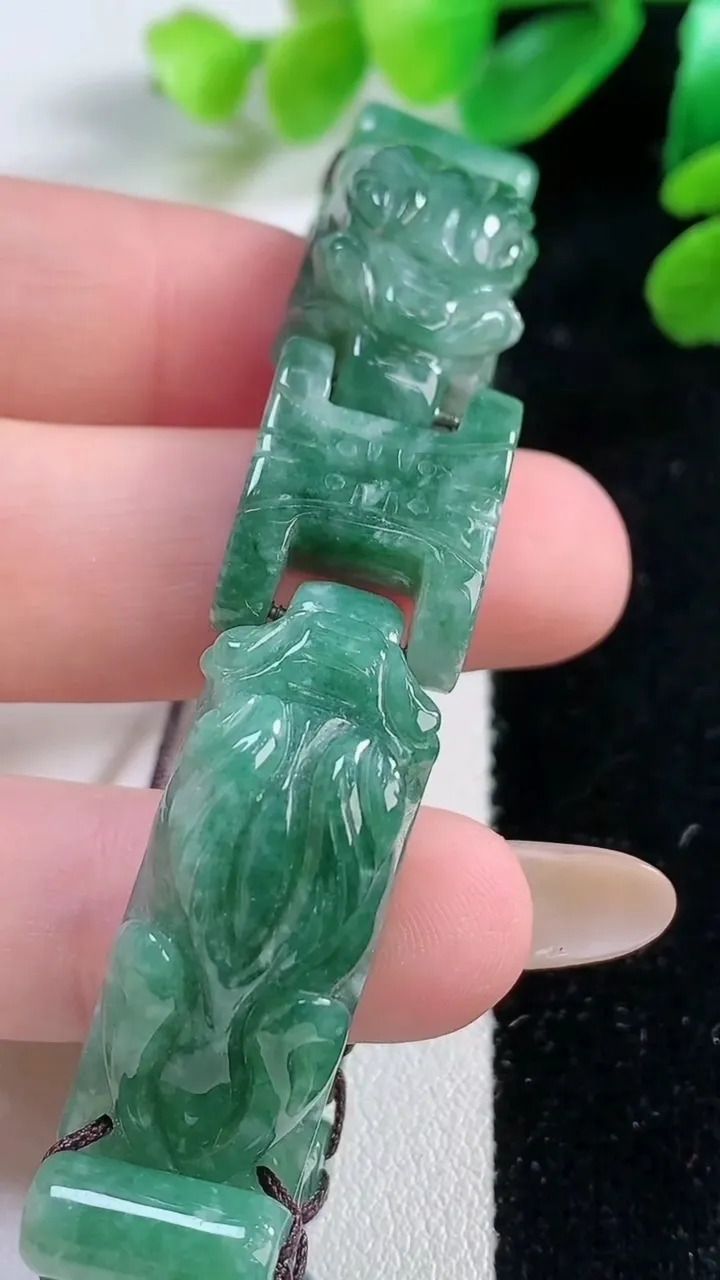 天然A货翡翠貔貅手绳，尺寸 32.7-13.6-14，重:37.77g
11月28日