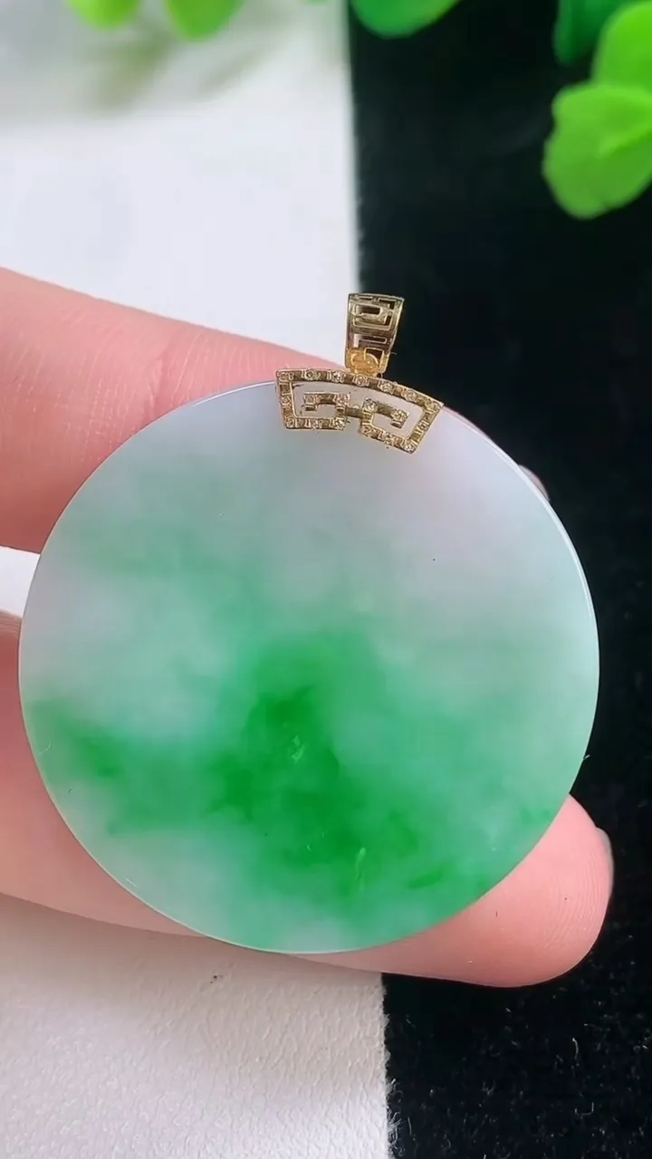 天然A货翡翠无事牌吊坠，尺寸32.6-3，重量:10.19g
11月28日
