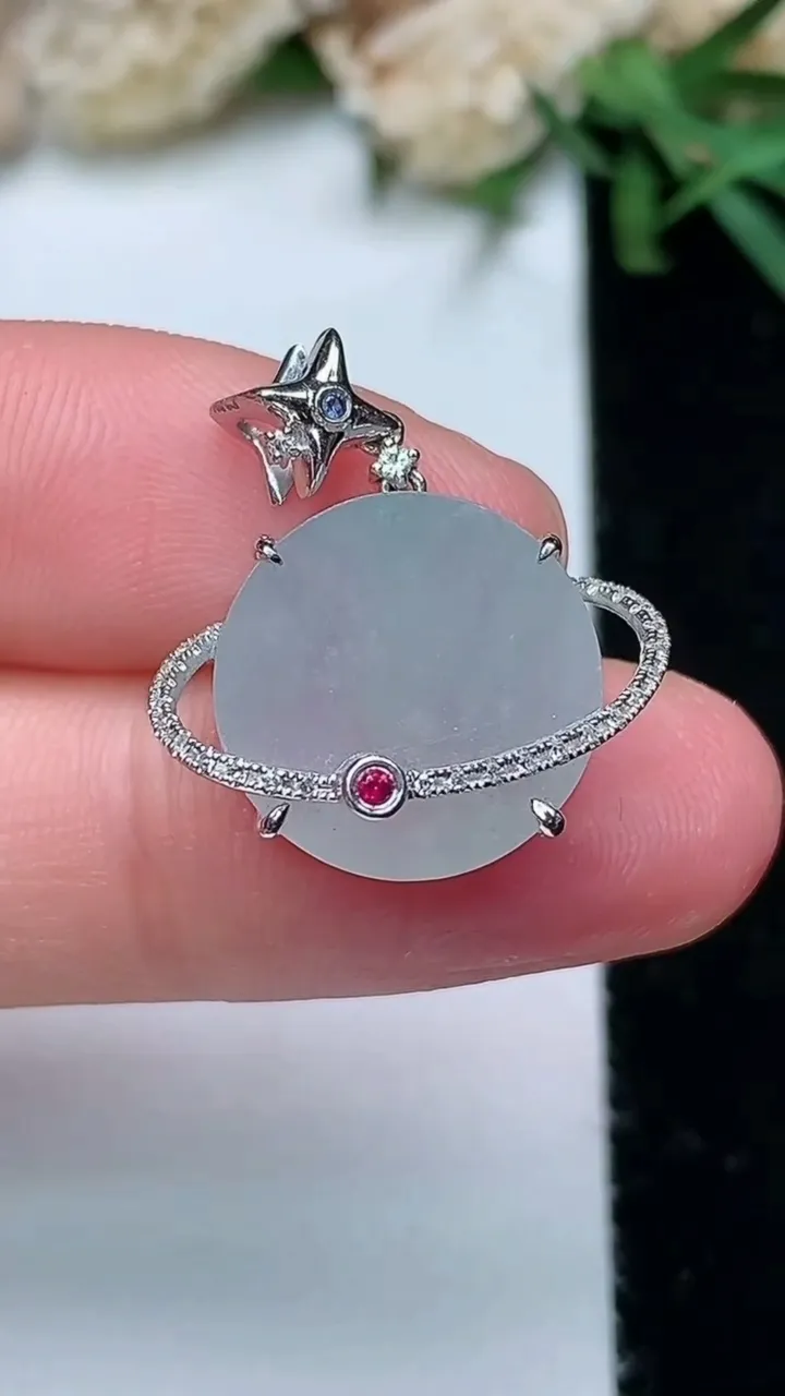 天然A货翡翠白冰无事牌吊坠，尺寸13.7-6.7，重量:4.00g
11月28日