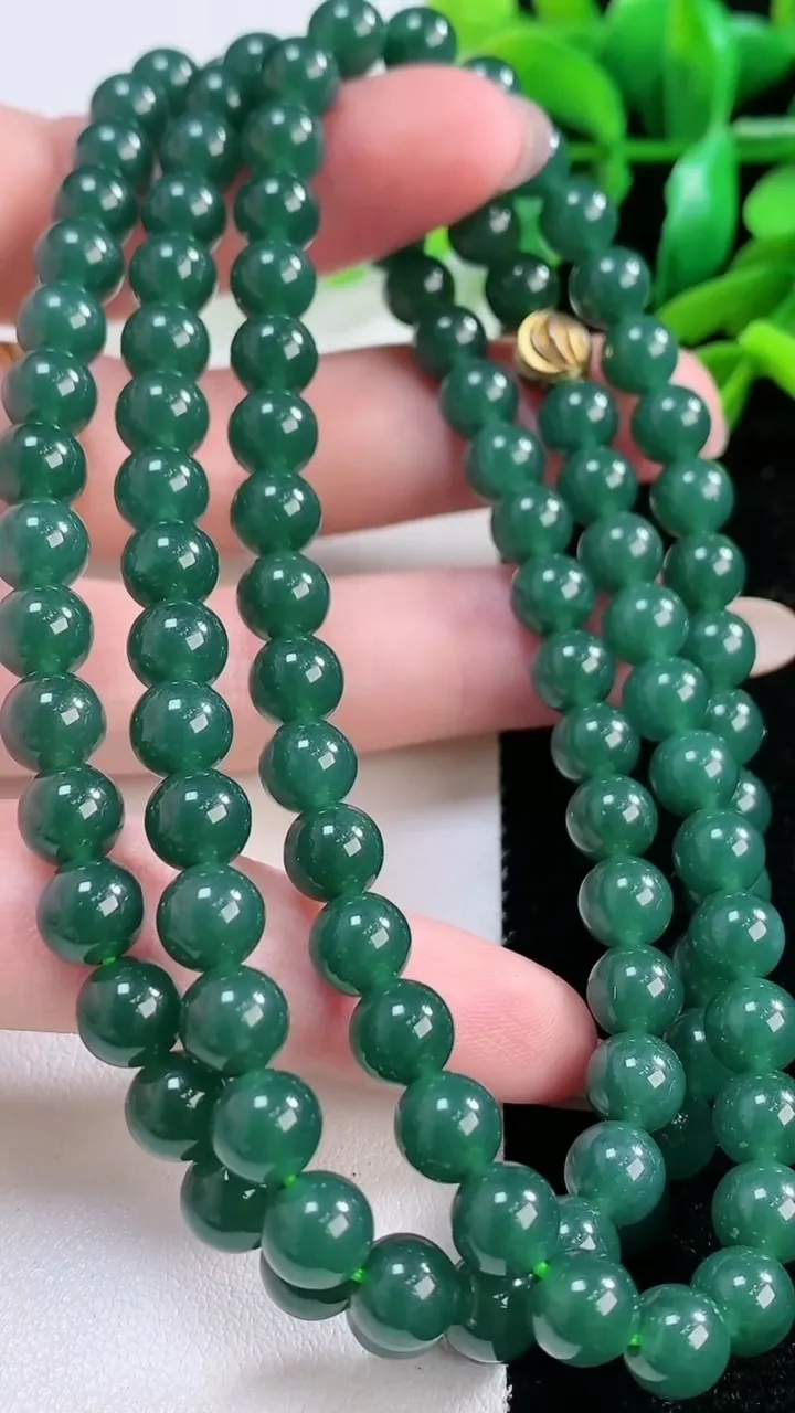 天然A货翡翠货蓝水圆珠项链，尺寸 6.8-108 颗，重:57.07g11月28日
工厂直销收藏佳品,种好水足，色泽均匀，有种有色，上手高大气！