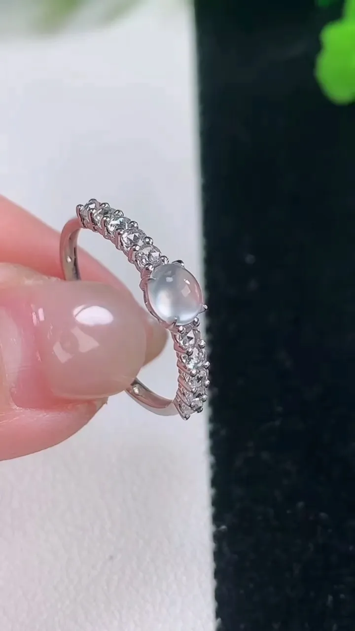 天然A货翡翠种白冰蛋面戒指，尺寸18-4.3-4.7，重量:1.37g2025年11月28日
工厂直