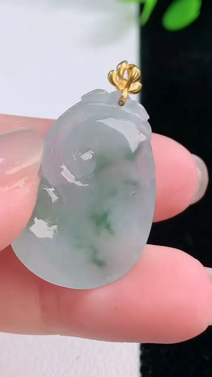 天然A货翡翠种飘花如意吊坠，尺寸27-19.4-3.9，重量:3.65g
11月28日