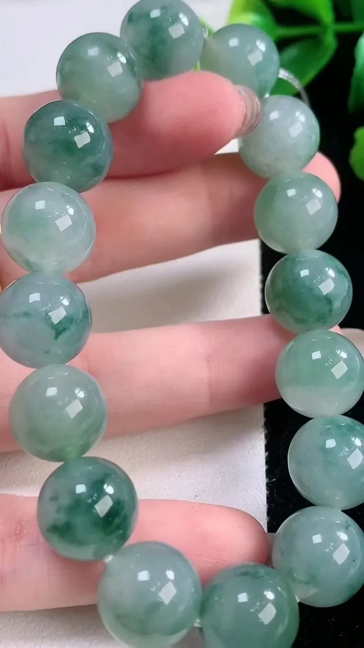 天然A货翡翠种飘花圆珠手串，尺寸12.6-16颗，重量:57.44g11月28日
工厂直销收藏佳品,
