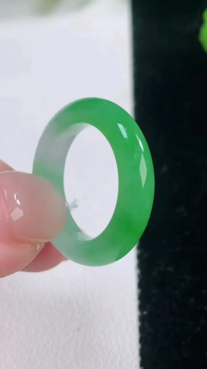天然A货翡翠指环戒指，尺寸17.8-4.3-3.7，重量:3.59g2025年11月28日
工厂直销收藏佳品,种好水足，色泽均匀，有种有色，上手高大气！