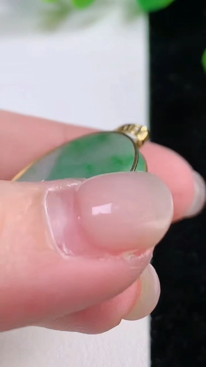 天然A货翡翠无事牌吊坠，尺寸 24.6-3.5，重:4.96g
11月28日