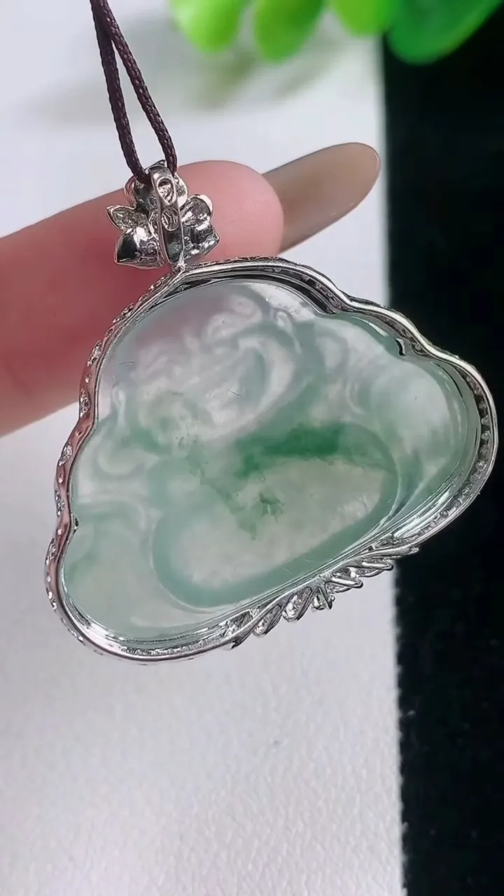 天然A货翡翠种佛公吊坠，尺寸33.2-33.4-8.7，裸石22-31.6重量:7.85g
11月28日