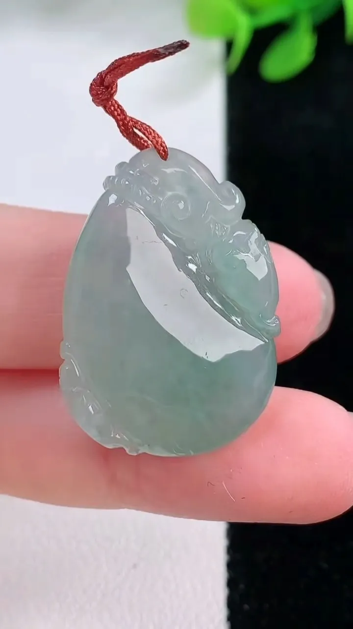 天然A货翡翠福袋吊坠，尺寸28.4-19.7-7.6，重量:7.69g
11月28日