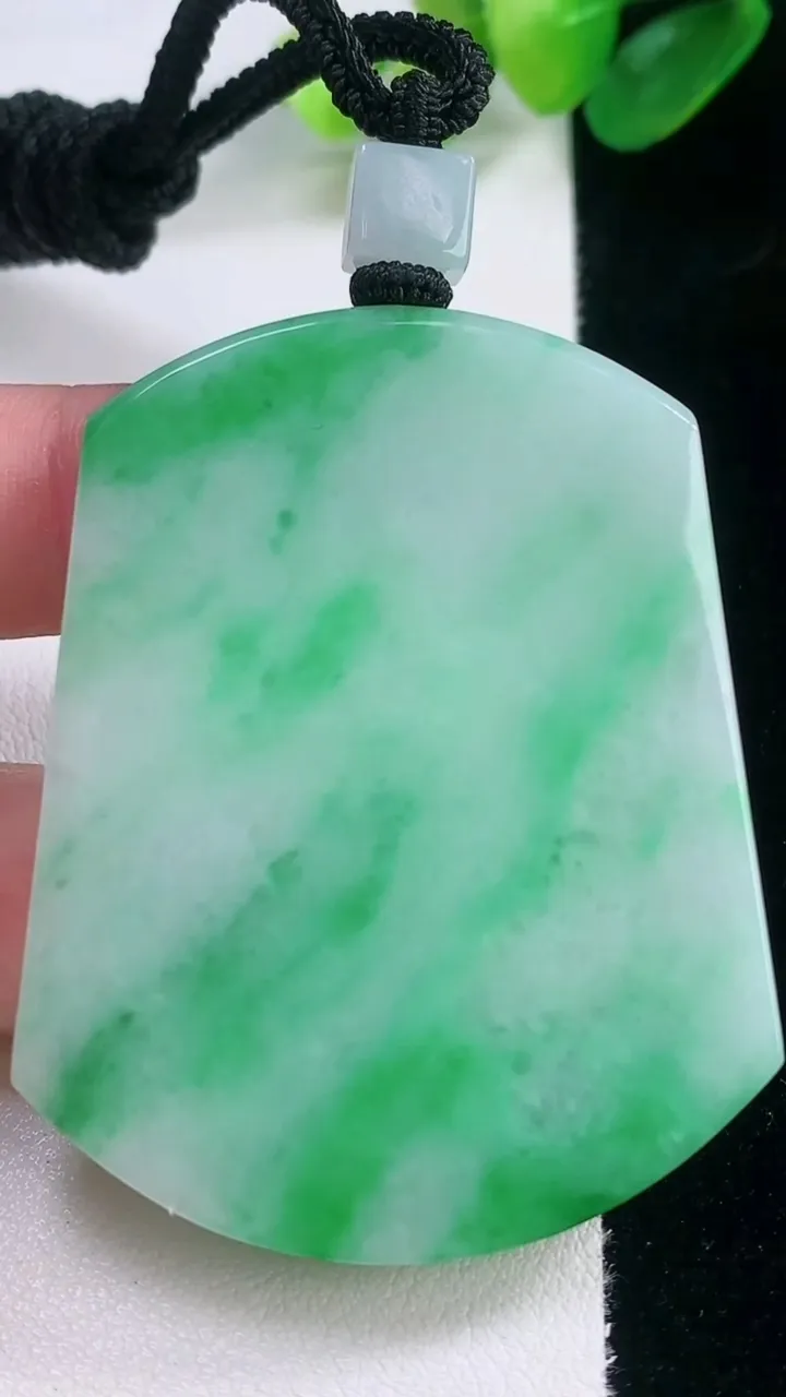 天然A货翡翠无事牌吊坠，尺寸54.6-43-5.4，重量:39.42g
11月28日