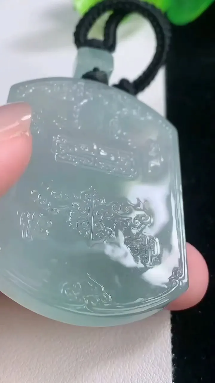 天然A货翡翠仿古无事牌吊坠，尺寸50.7-37.5-5.8，重量:36.02g
11月28日