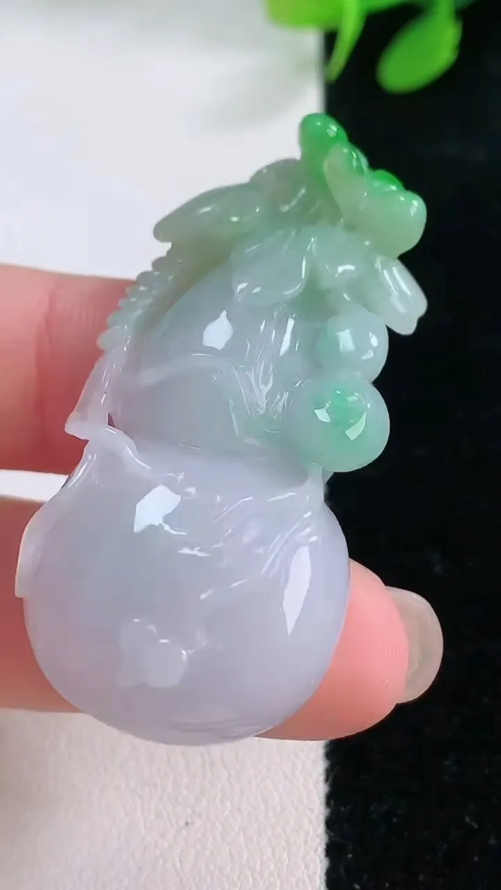 天然A货翡翠葫芦吊坠，尺寸47.5-21.5-10.8，重量:18.0.9g
11月28日