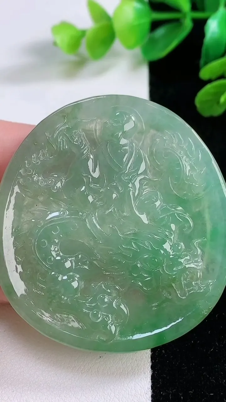 天然A货翡翠龙牌吊坠，尺寸 53-50-5，重:28.87g
11月28日