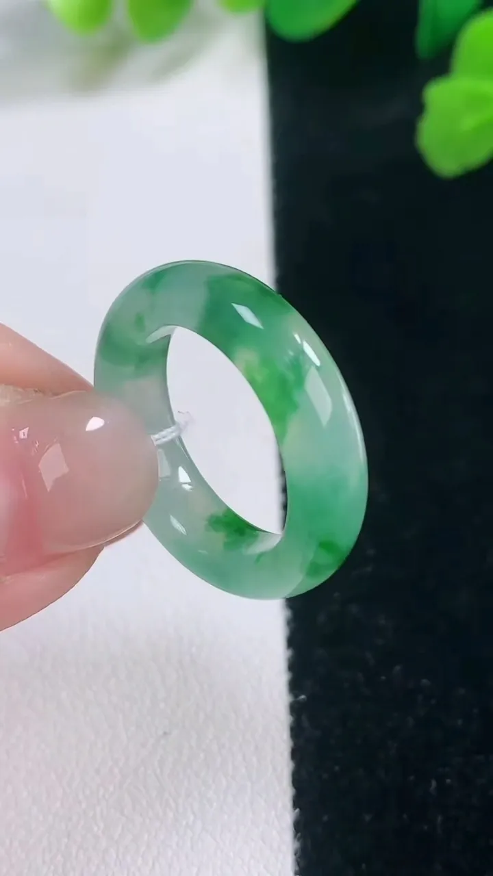 天然A货翡翠指环戒指，尺寸17.2-5.2-3.6，重量:4.60g2025年11月28日
工厂直销收藏佳品,种好水足，色泽均匀，有种有色，上手高大气！