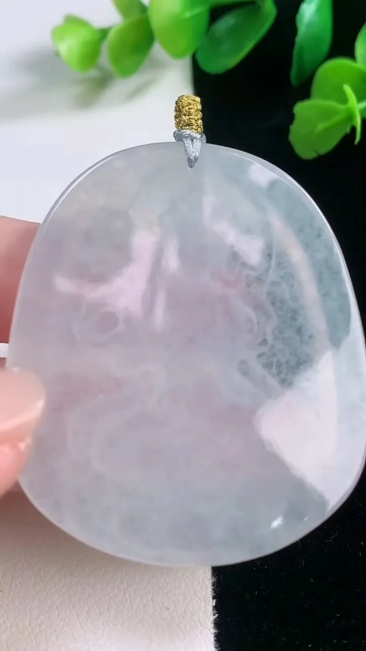 天然A货翡翠大势至菩萨吊坠，尺寸52.4-44.2-4.8，重量:27.43g
11月28日