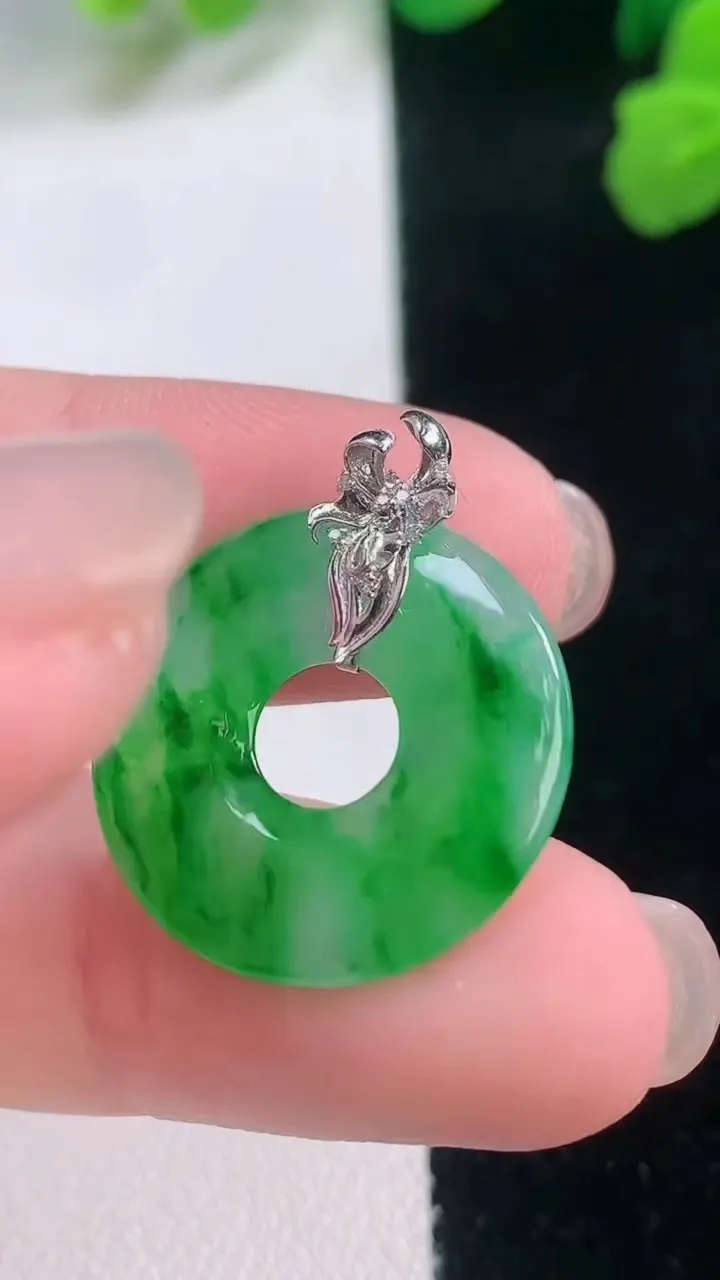 天然A货翡翠平安环吊坠，尺寸20.7-2.8，重量:2.95g
11月28日