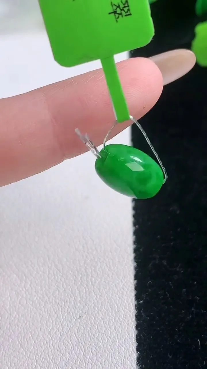 天然A货翡翠路路通吊坠，尺寸11-7.9，重量:1.82g
11月28日