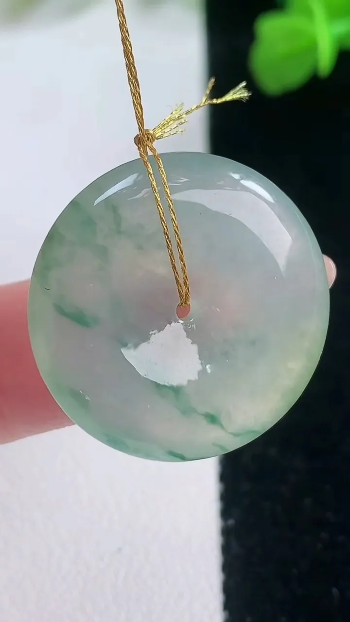 天然A货翡翠冰种飘花平安扣吊坠，尺寸24.2-5，重量:6.37g
11月28日