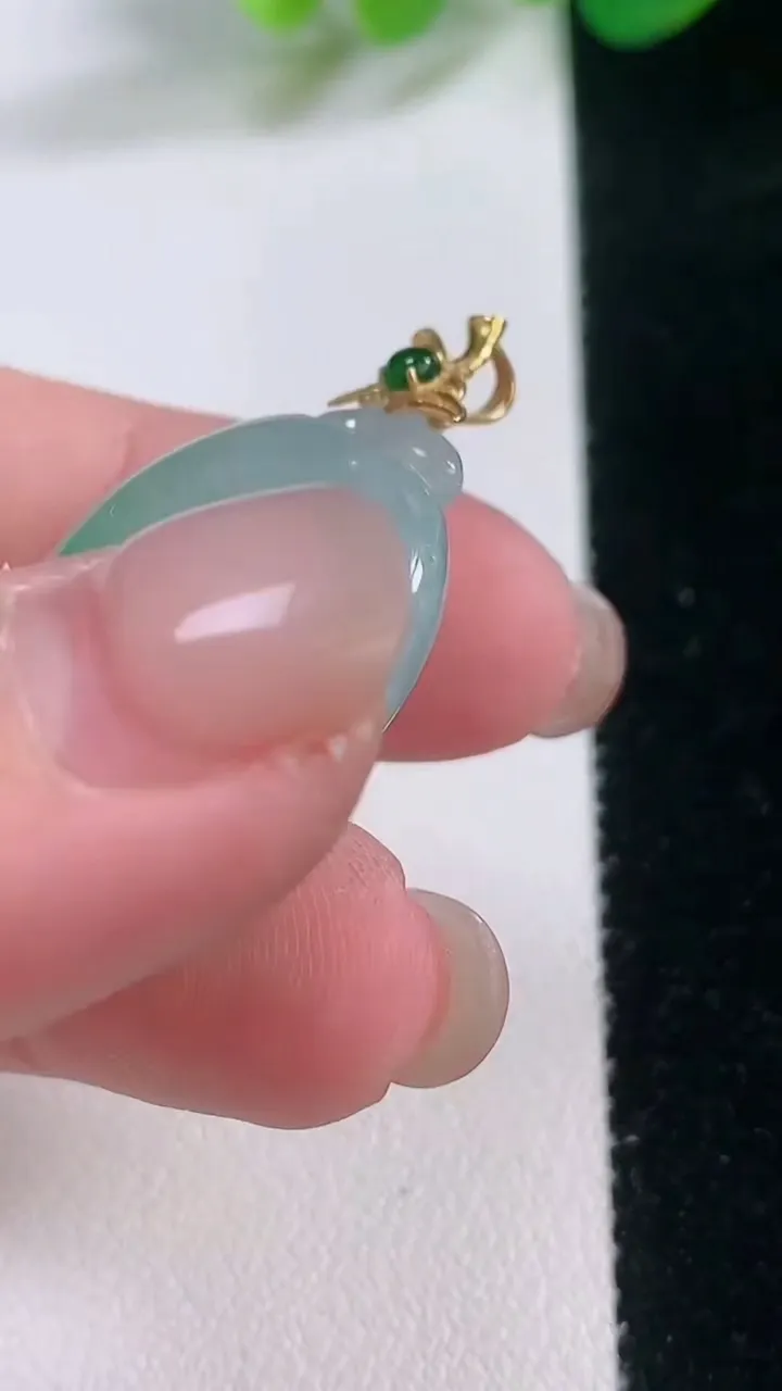 天然A货翡翠寿桃吊坠，尺寸28.6-19.8-12.4，重量:12.15g
11月28日