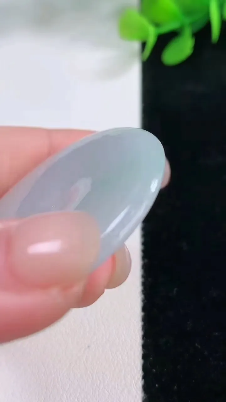 天然A货翡翠平安扣吊坠，尺寸38.3-4.9，重量:16.91g
11月28日