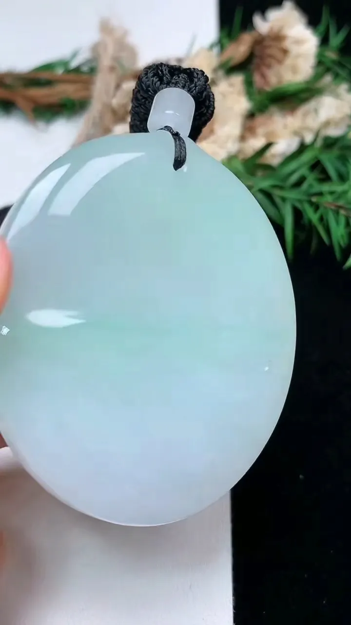 天然A货翡翠无相观音吊坠，尺寸53-46.8-11.3，重量:62.34g
11月28日