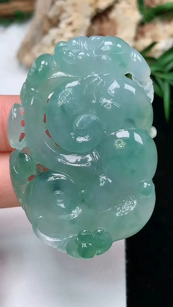 天然A货翡翠如意吊坠，尺寸48.7-32.9-9，重量:27.73g
11月28日