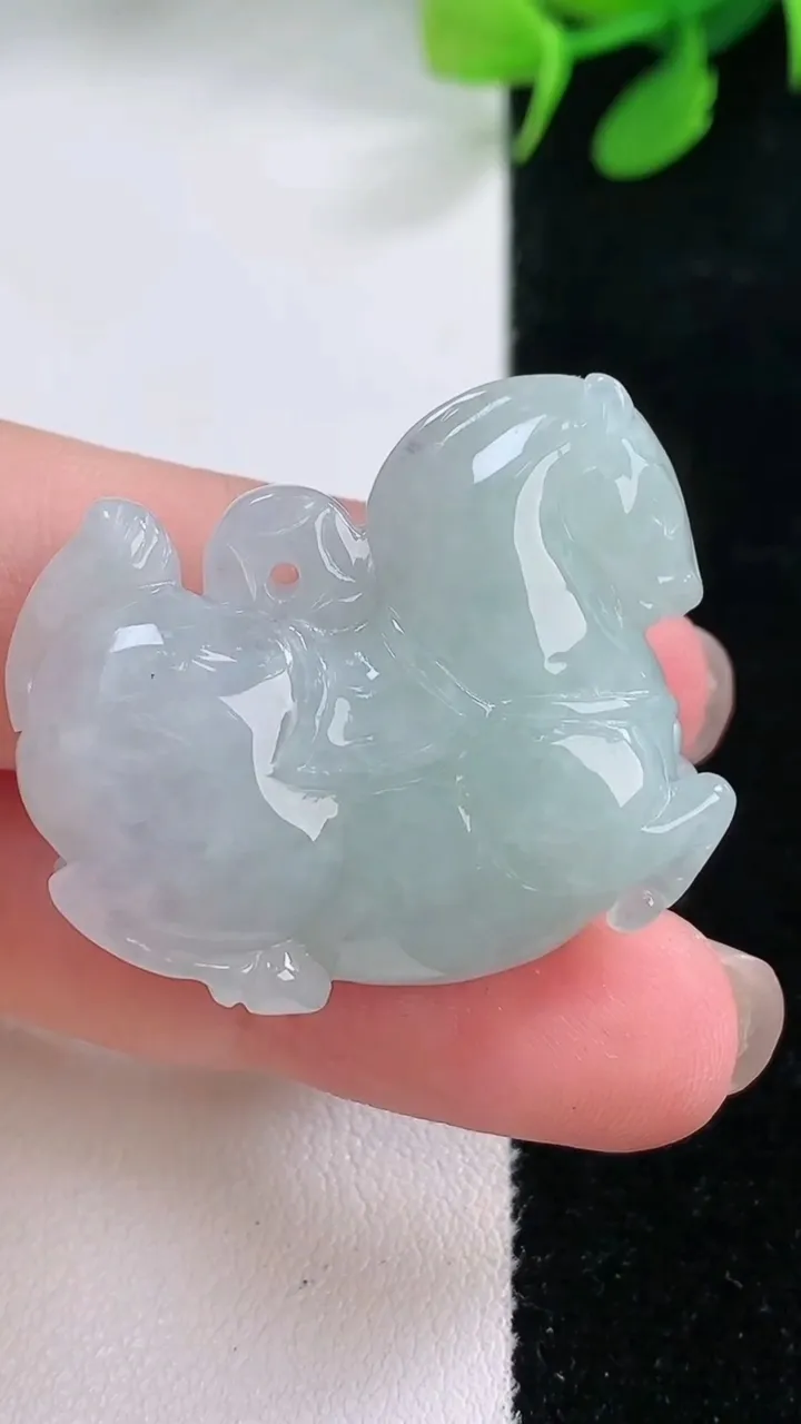 天然A货翡翠生肖马吊坠，尺寸25.8-33-10，重量:15.32g
11月28日