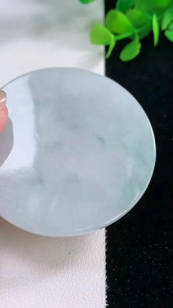 天然A货翡翠祥龙大日如来吊坠，尺寸55-5.8，重量:37.83g
11月28日