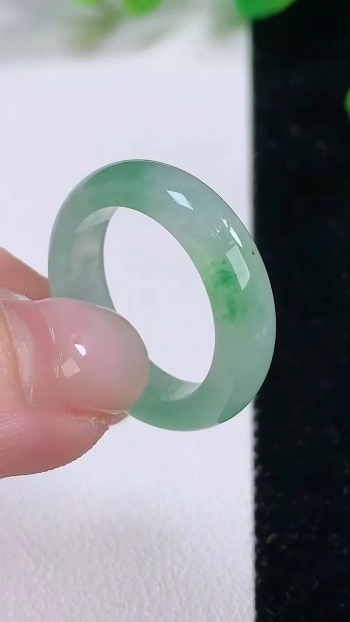 天然A货翡翠指环戒指，尺寸 17.6-6.1-3.8，重:3.78g2025年11月28日
工厂直销收藏佳品,种好水足，色泽均匀，有种有色，上手高大气！
