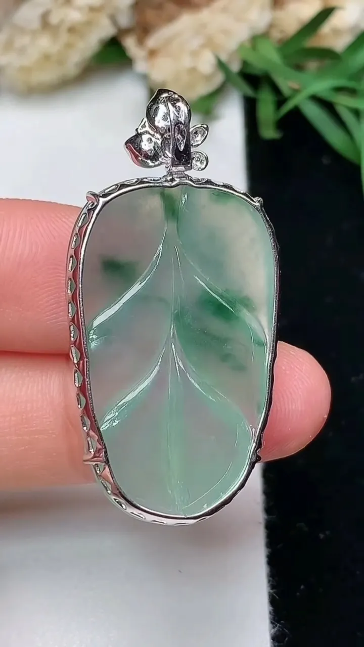 天然A货翡翠金枝玉叶 叶子吊坠，尺寸30-19-5.9，重量:5.49g
11月28日