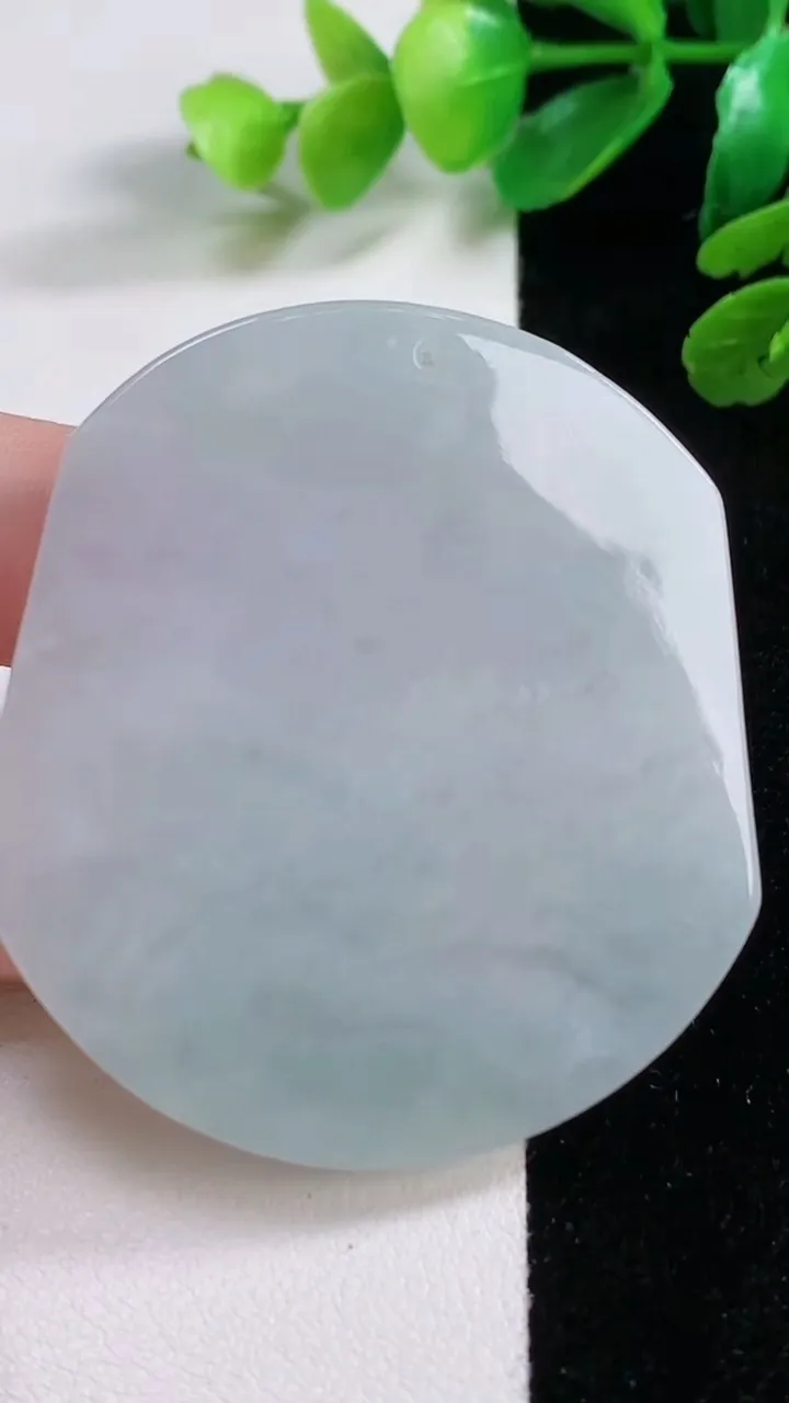 天然A货翡翠生肖猴吊坠，尺寸 52.7-48.8-5.7，重:26.56g
11月28日