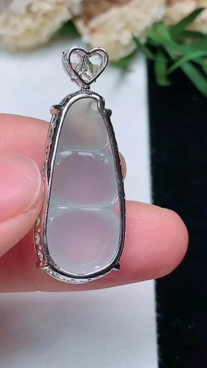 天然A货翡翠白冰福豆吊坠，尺寸26.8-13.2-7，重量:3.82g
11月28日