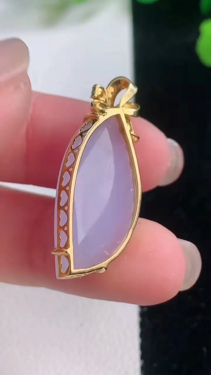 天然A货翡翠18K金紫罗兰随形吊坠，尺寸26-12.8-9.4，重量:4.67g
11月28日