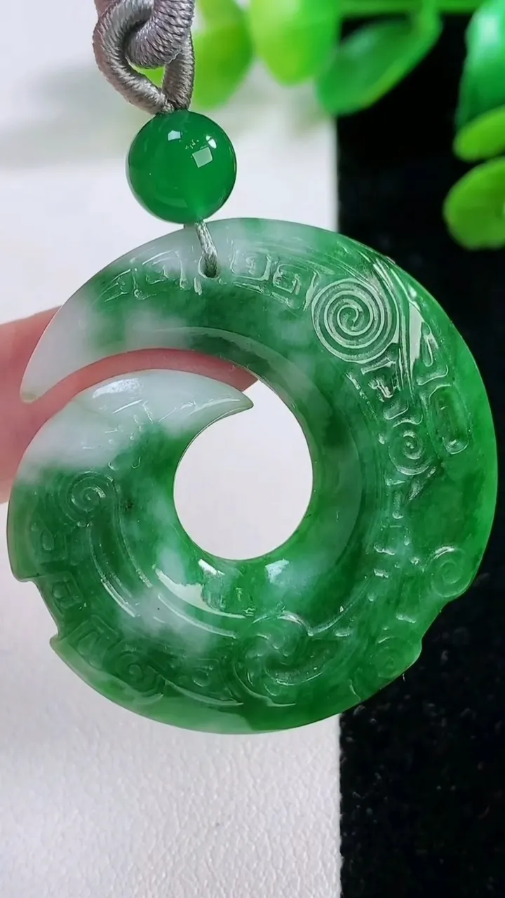 天然A货翡翠时来运转吊坠，尺寸 39.8-4.3，重:10.67g
11月28日