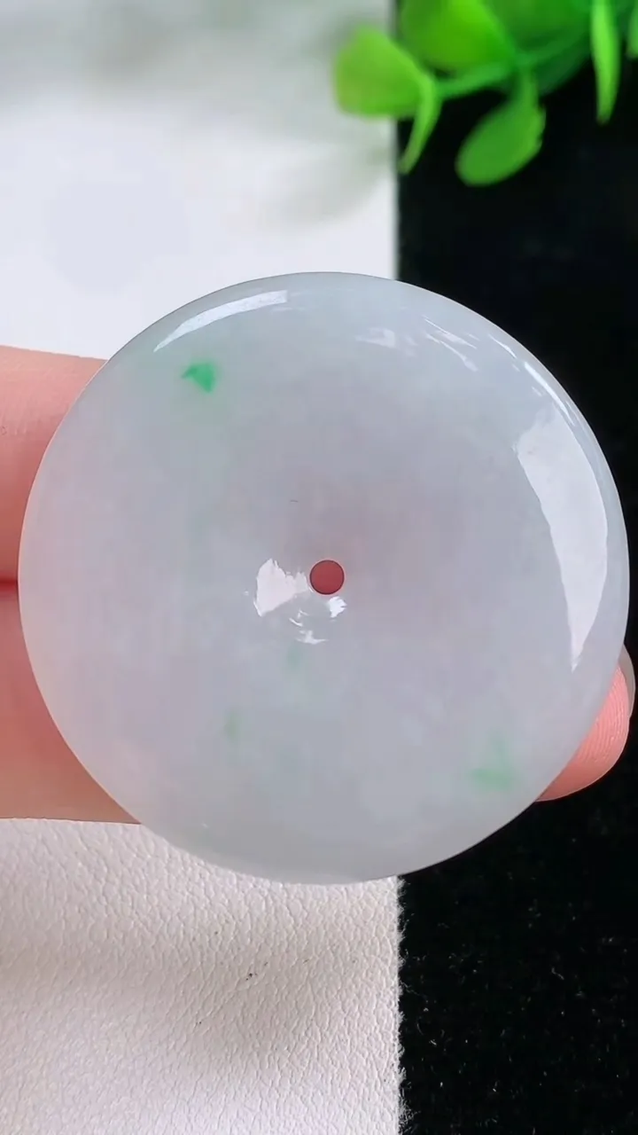 天然A货翡翠平安扣吊坠，尺寸38.3-4.9，重量:16.91g
11月28日