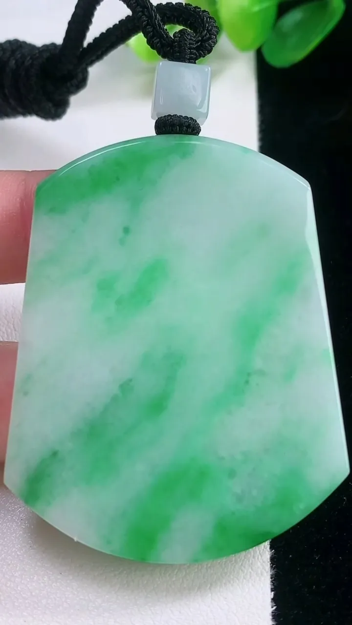 天然A货翡翠无事牌吊坠，尺寸54.6-43-5.4，重量:39.42g
11月28日