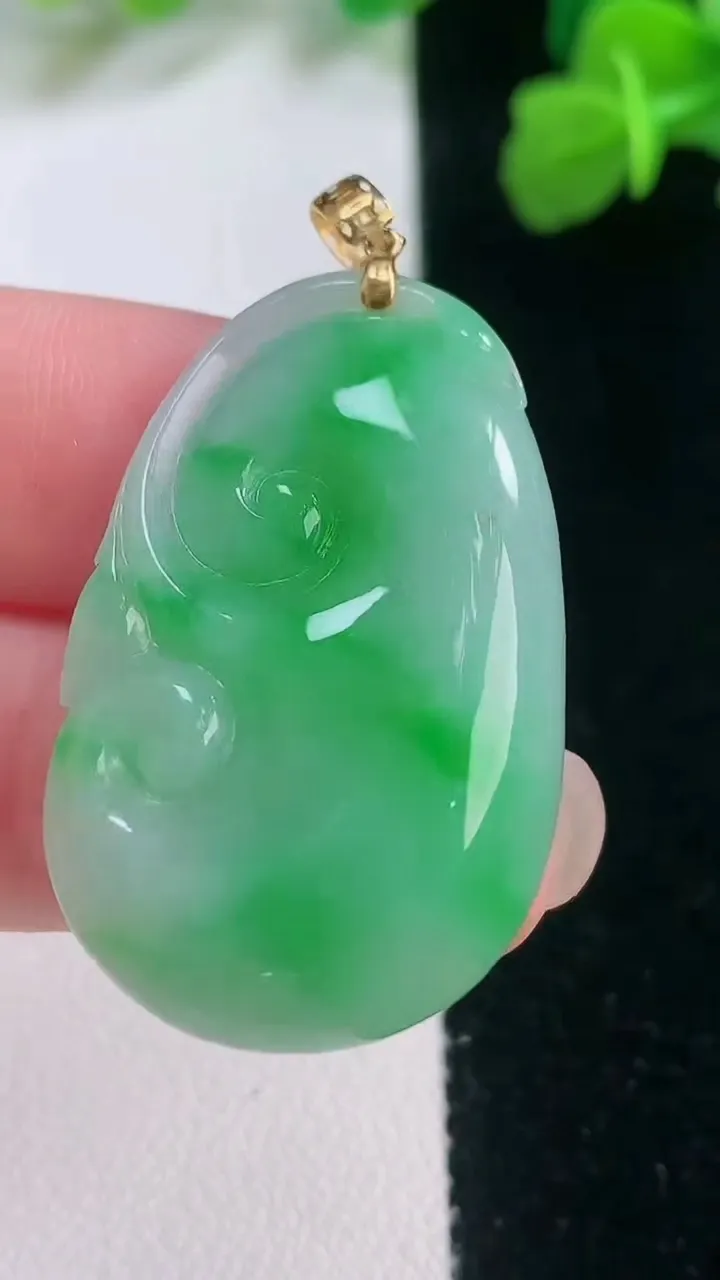 天然A货翡翠如意吊坠，尺寸34.4-21.3-6.2，重量:8.61g
11月28日